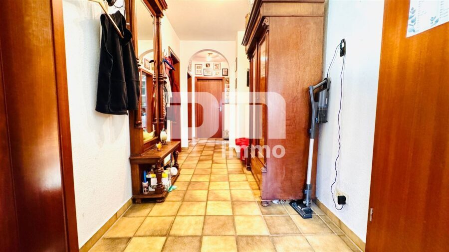 Modernisiertes Einfamilienhaus mit Einliegerwohnung, Wintergarten, Sauna und 2 Garagen - EG Flur / Diele